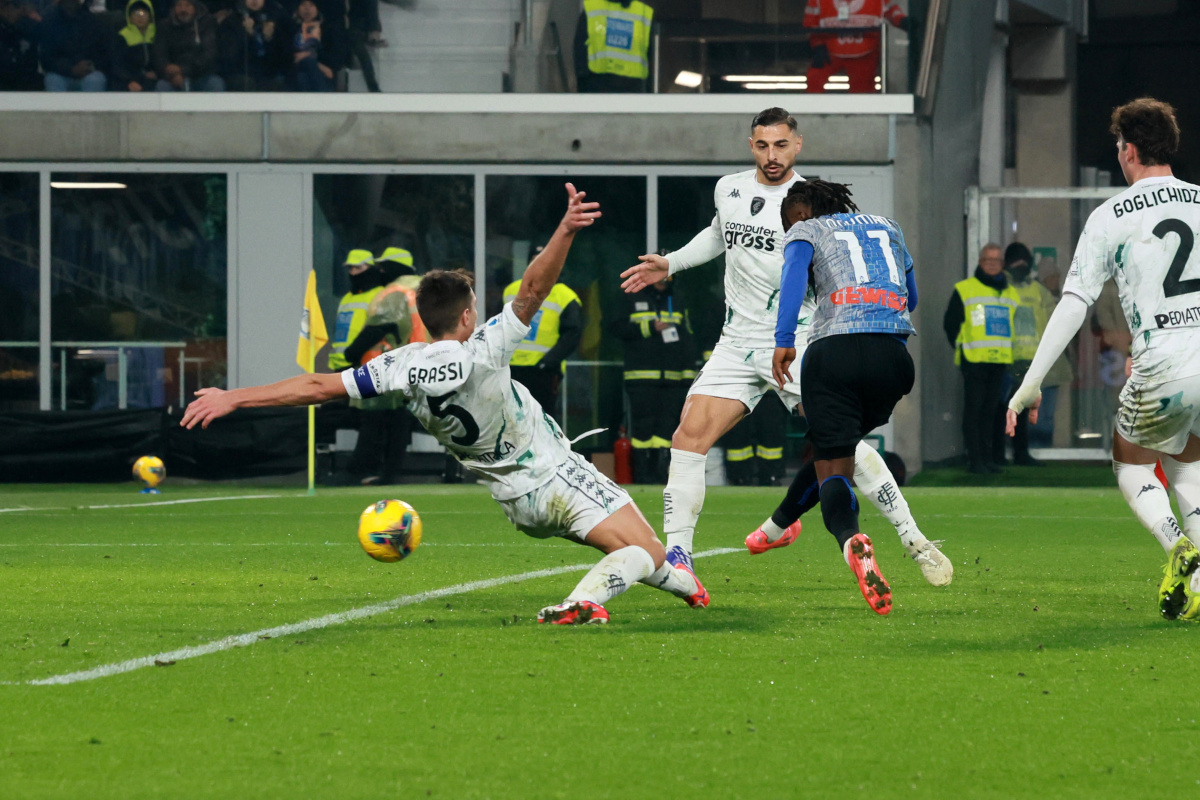 epa11790332 Atalanta's Ademola Lookman scoring the 2-1 goal during the Italian Serie A soccer match Atalanta BC vs Empoli FC, in Bergamo, Italy, 22 December 2024. EPA-EFE/MICHELE MARAVIGLIA