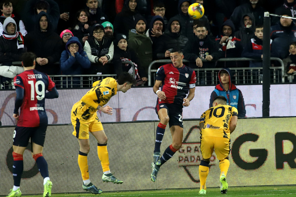 CAGLIARI, ITALY - DECEMBER 28: Alessandro Bastoni of Inter scores his goal 0-1 during the Serie A match between Cagliari and FC Internazionale at Sardegna Arena on December 28, 2024 in Cagliari, Italy. (Photo by Enrico Locci/Getty Images)