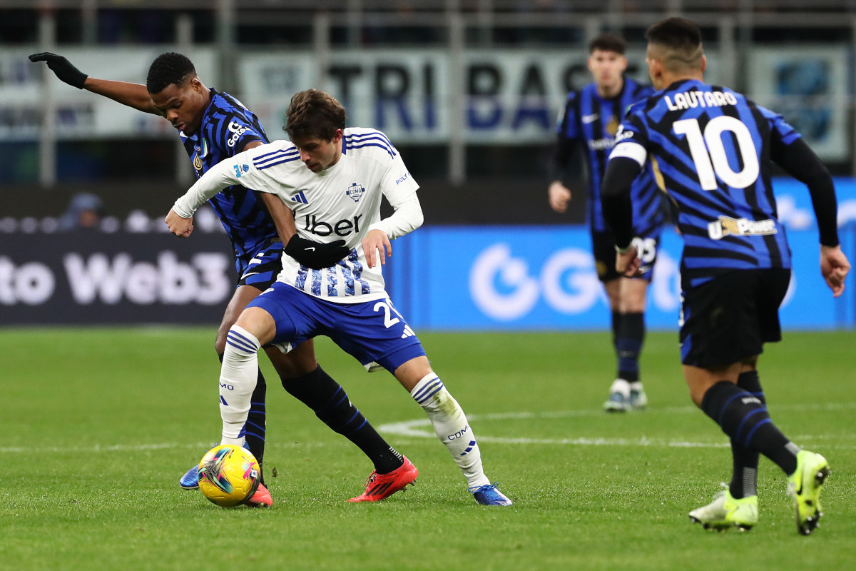 MILAN, ITALY - DECEMBER 23: Sergi Roberto of Como is challenged by Denzel Dumfries of FC Internazionale during the Serie A match between FC Internazionale and Como at Stadio Giuseppe Meazza on December 23, 2024 in Milan, Italy. (Photo by Marco Luzzani/Getty Images)