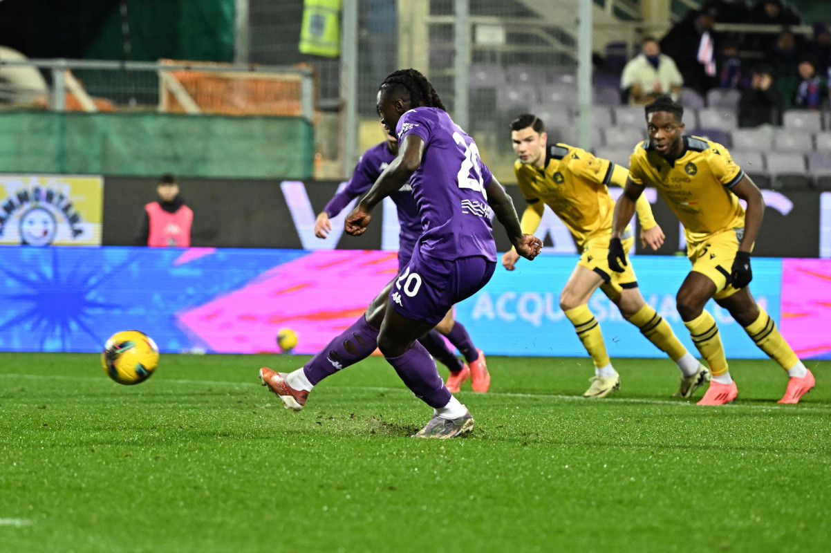 epa11791289 Fiorentina's foward Moise Kean scores from the penalty spot during the Italian Serie A soccer match ACF Fiorentina vs Udinese Calcio at Artemio Franchi Stadium in Florence, Italy, 23 December 2024. EPA-EFE/CLAUDIO GIOVANNINI