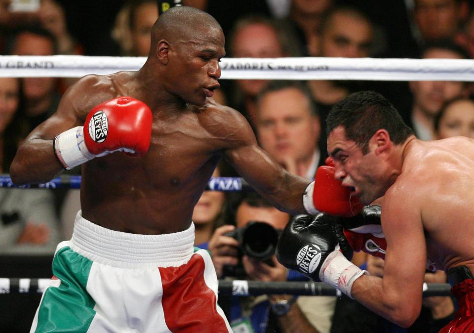 De La Hoya and Mayweather slugged it out