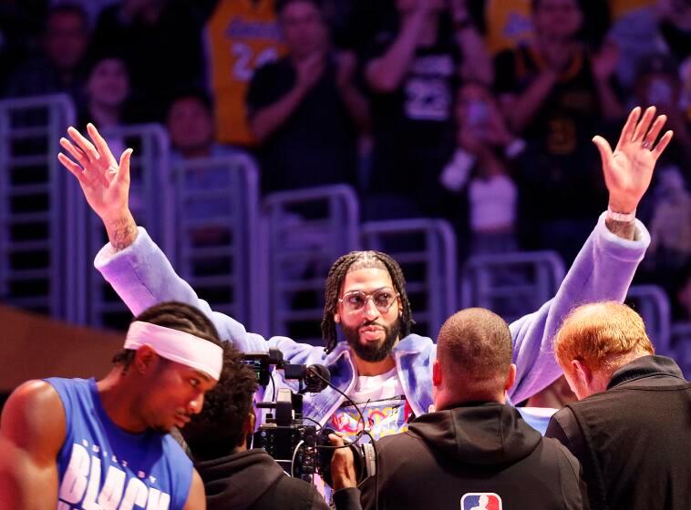 Los Angeles, CA - February 25: Former Laker and current Dallas Mavericks forward Anthony Davis, 3, who is injured, thanks the crowd following a video tribute at Crypto.com Arena before the game in Los Angeles Tuesday, Feb. 25, 2025. (Allen J. Schaben / Los Angeles Times)