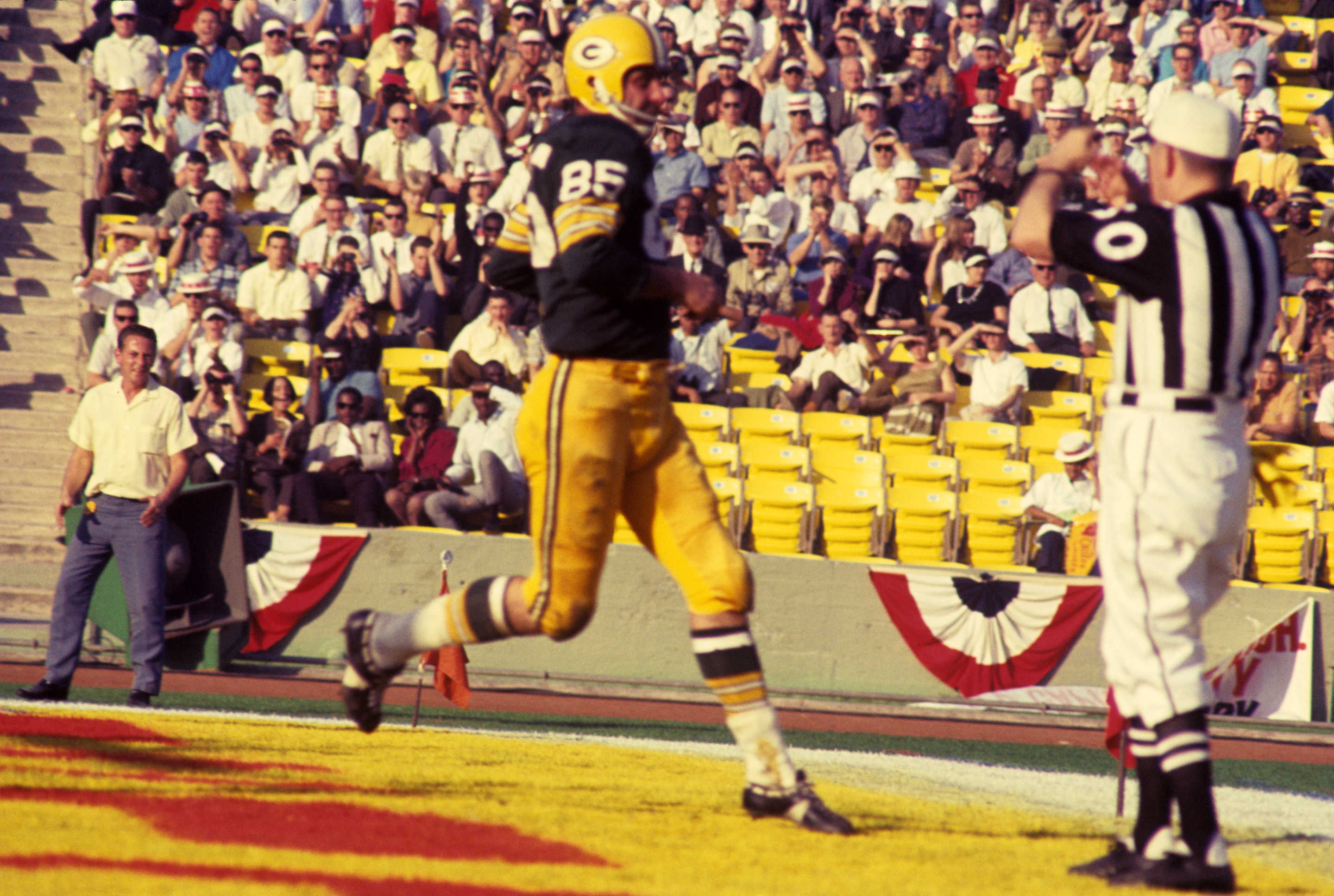 LOS ANGELES, CA - JANUARY 15, 1967:  Wide receiver Max McGee #85 of the Green Bay Packers scores on a 13-yard touchdown pass from quarterback Bart Starr in the third quarter of Super Bowl I on January 15, 1967 against the Kansas City Chiefs at the Los Angeles Memorial Coliseum in Los Angeles, California.  The Packers beat the Chiefs, 35-10 to win the professional football World Championship. 19670115-FR-396 1967 Kidwiler Collection/Diamond Images  