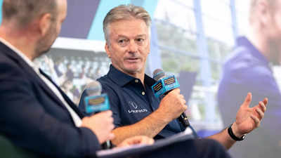 Everyone is expecting Virat Kohli to come out and get a hundred every game: Steve Waugh