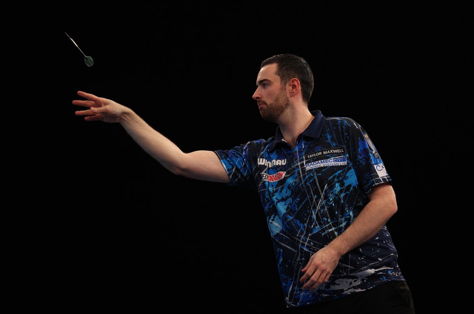 Luke Humphries throwing a dart.