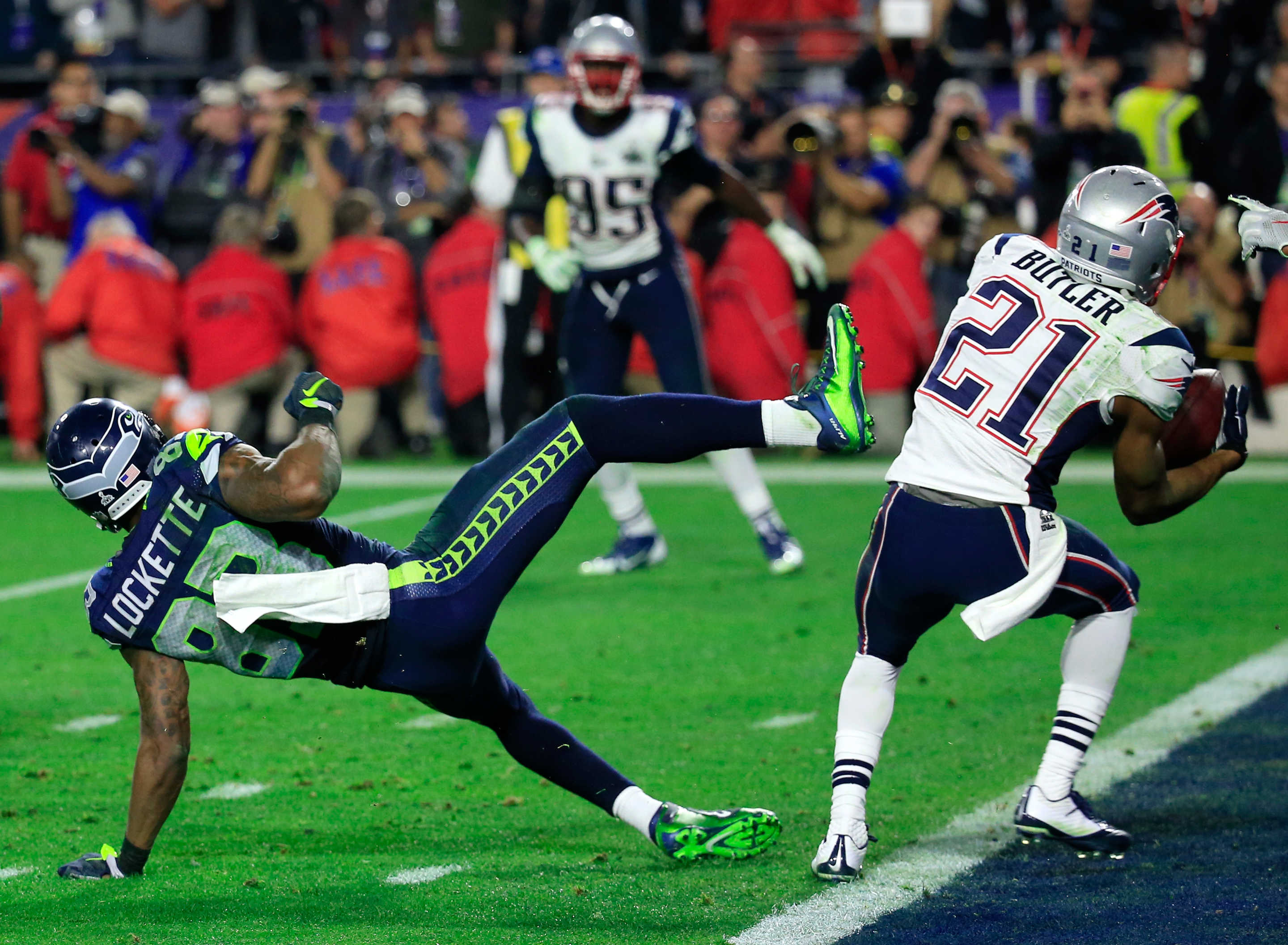 GLENDALE, AZ - FEBRUARY 01:  Malcolm Butler #21 of the New England Patriots intercepts a pass by  Russell Wilson #3 of the Seattle Seahawks intended for  Ricardo Lockette #83 late in the fourth quarter during Super Bowl XLIX at University of Phoenix Stadium on February 1, 2015 in Glendale, Arizona.  (Photo by Rob Carr/Getty Images)