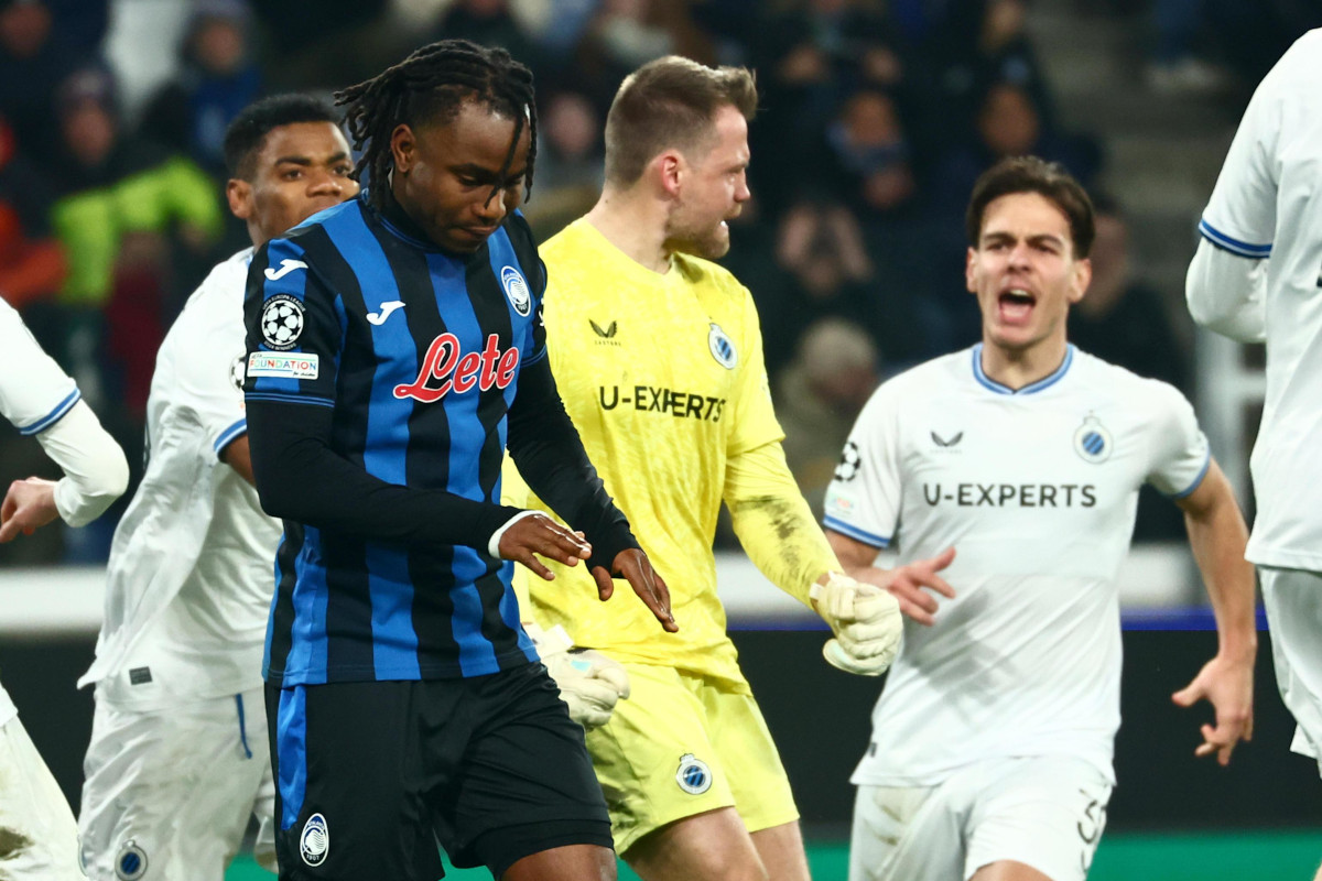 epa11906162 Atalanta's Ademola Lookman reacts after failing to score from the penalty spot during the UEFA Champions League knockout phase play-offs 2nd leg match between Atalanta BC and Club Brugge KV at the Bergamo Stadium in Bergamo, Italy, 18 February 2025. EPA-EFE/MICHELE MARAVIGLIA