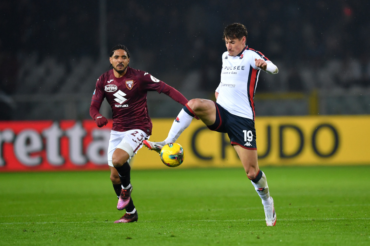 TURIN, ITALY - FEBRUARY 08: Andrea Pinamonti of Genoa controls the ball under pressure from Saul Coco of Torino during the Serie A match between Torino and Genoa at Stadio Olimpico di Torino on February 08, 2025 in Turin, Italy. (Photo by Valerio Pennicino/Getty Images)