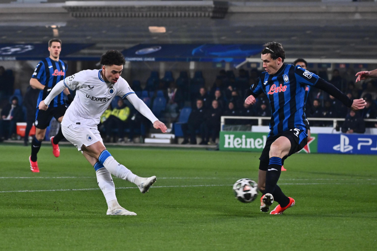 epa11906006 Brugge's Chemsdine Talbi scores the opening goal during the UEFA Champions League knockout phase play-offs 2nd leg match between Atalanta BC and Club Brugge KV at the Bergamo Stadium in Bergamo, Italy, 18 February 2025. EPA-EFE/MICHELE MARAVIGLIA