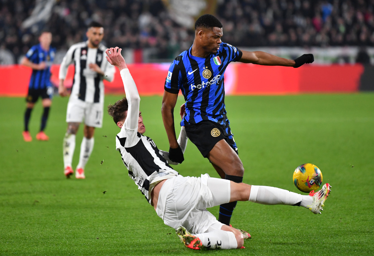 TURIN, ITALY - FEBRUARY 16: Denzel Dumfries of FC Internazionale is challenged by Nicolo Savona of Juventus during the Serie A match between Juventus and FC Internazionale at Allianz Stadium on February 16, 2025 in Turin, Italy. (Photo by Valerio Pennicino/Getty Images)