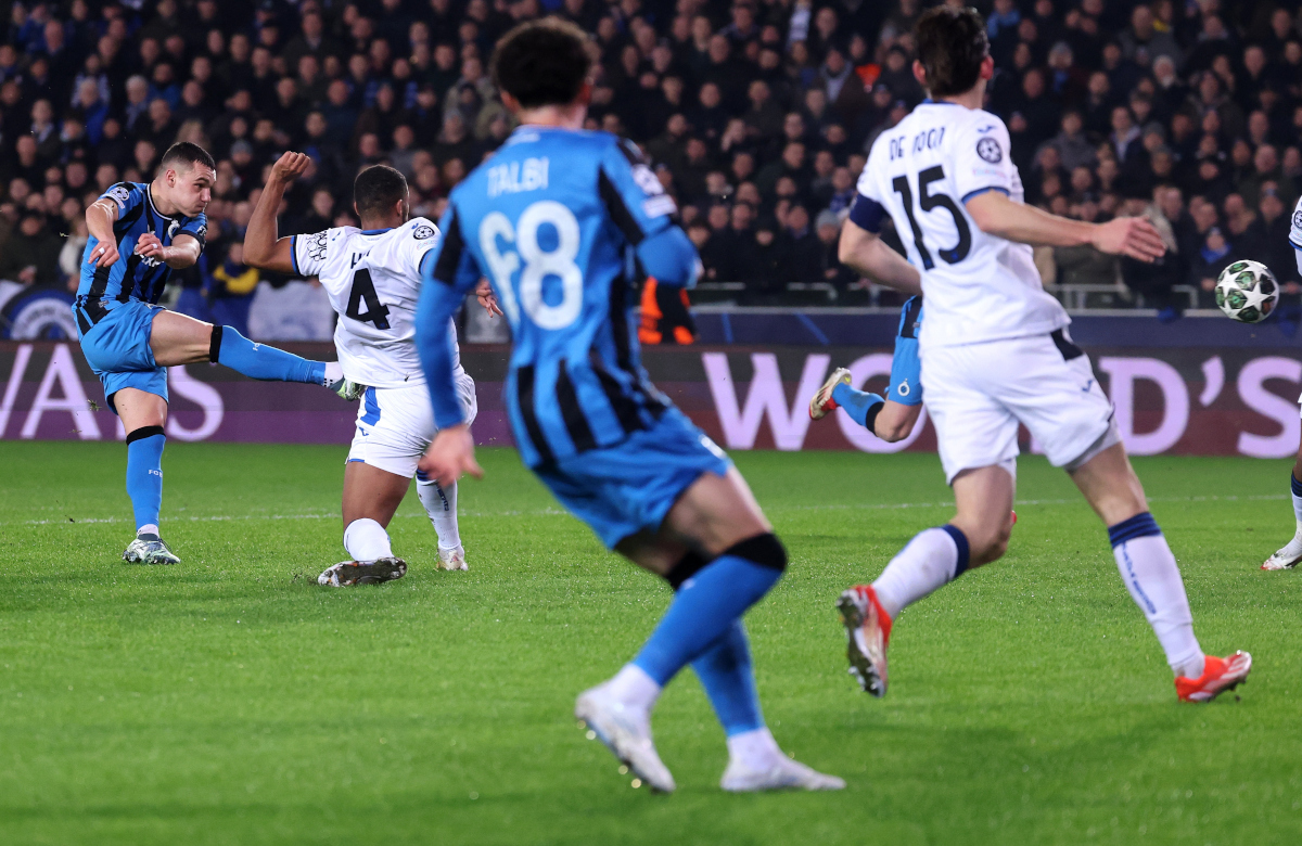 epa11891284 Ferran Jutgla (L) of Brugge scoring the opening goal during the UEFA Champions League knockout phase play-offs 1st leg match between Club Brugge KV and Atalanta BC, in Bruges, Belgium, 12 February 2025. EPA-EFE/OLIVIER MATTHYS