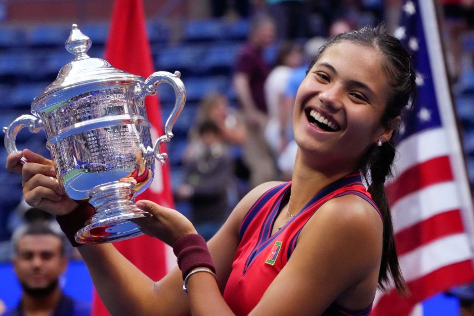 Emma Raducanu holding the US Open trophy.