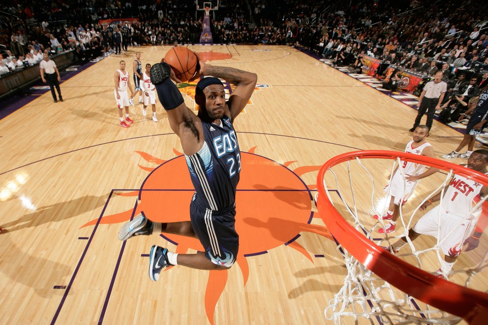 PHOENIX - FEBRUARY 15:  LeBron James #23 of the Eastern Conference dunks during the 58th NBA All-Star Game, part of 2009 NBA All-Star Weekend, at US Airways Center on February 15, 2009 in Phoenix, Arizona.  NOTE TO USER: User expressly acknowledges and agrees that, by downloading and or using this photograph, User is consenting to the terms and conditions of the Getty Images License Agreement.  Mandatory Copyright Notice:  Copyright 2009 NBAE  (Photo by Nathaniel S. Butler/NBAE via Getty Images)