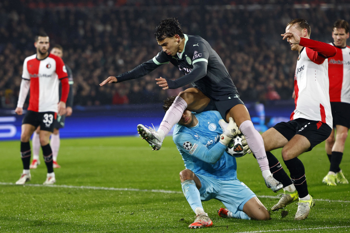 epa11891645 Joao Felix of AC Milan (foreground) in action against Feyenoord goalkeeper Timon Wellenreuther during the UEFA Champions League playoff first leg soccer match between Feyenoord and AC Milan, in Rotterdam, the Netherlands, 12 February 2025. EPA-EFE/SEM VAN DER WAL