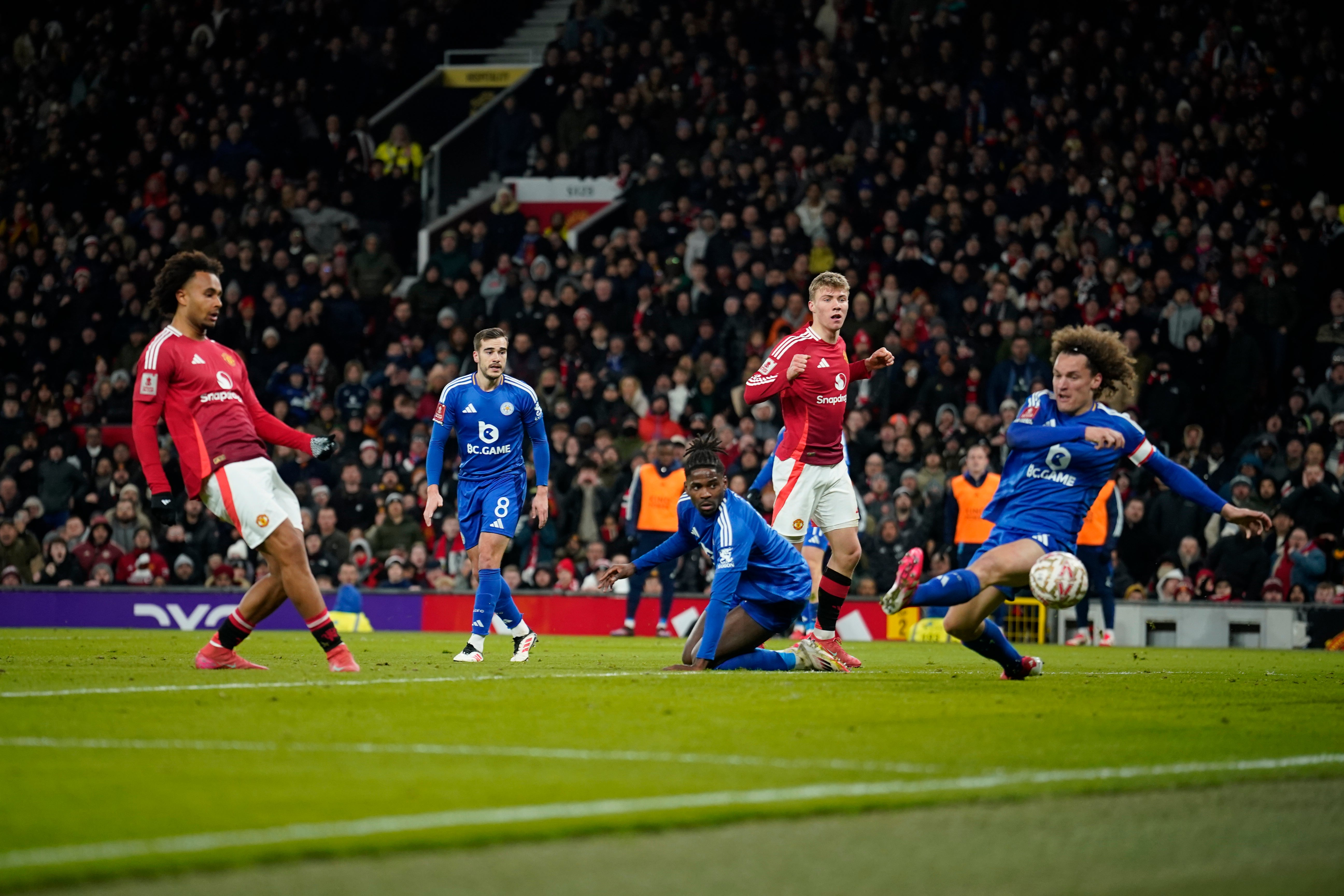 Joshua Zirkzee taps home Manchester United's equaliser