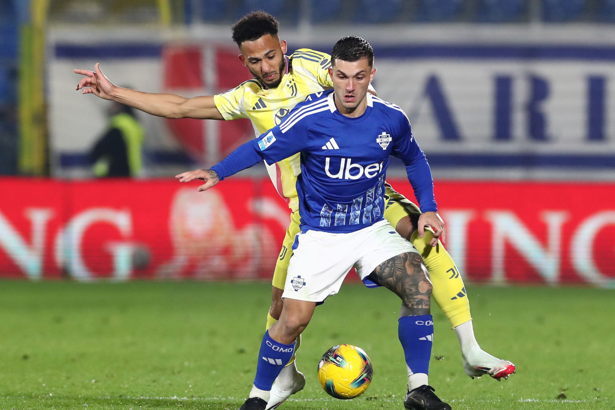 COMO, ITALY - FEBRUARY 07: Gabriel Strefezza of Como 1907 competes for the ball with Lloyd Kelly of Juventus during the Serie A match between Como 1907 and Juventus at Stadio G. Sinigaglia on February 07, 2025 in Como, Italy. (Photo by Marco Luzzani/Getty Images)