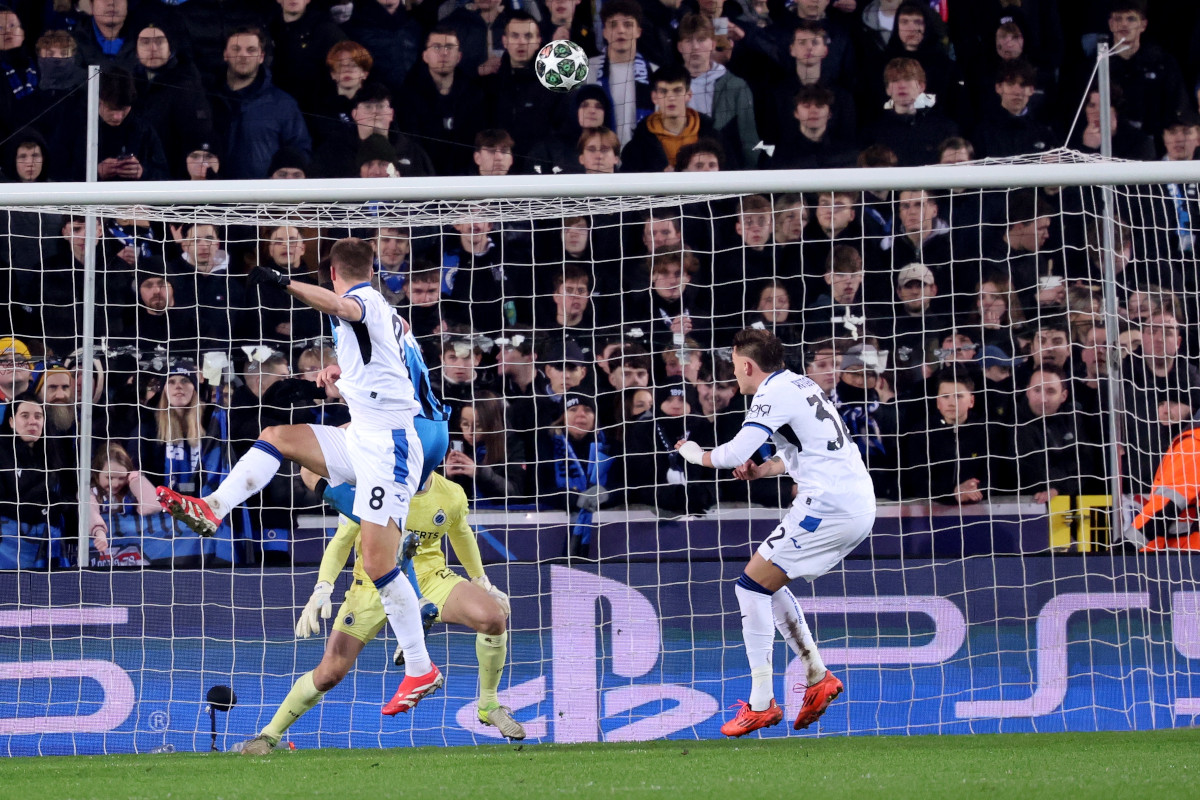 epa11891346 Mario Pasalic (L) of Atalanta scores the 1-1 with a header during the UEFA Champions League knockout phase play-offs 1st leg match between Club Brugge KV and Atalanta BC, in Bruges, Belgium, 12 February 2025. EPA-EFE/OLIVIER MATTHYS