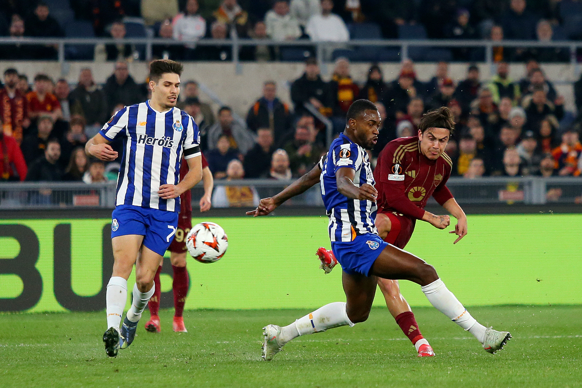 ROME, ITALY - FEBRUARY 20: Paulo Dybala of AS Roma scores his team's second goal during the UEFA Europa League 2024/25 League Knockout Play-off Second Leg match between AS Roma and FC Porto at Stadio Olimpico on February 20, 2025 in Rome, Italy. (Photo by Paolo Bruno/Getty Images)