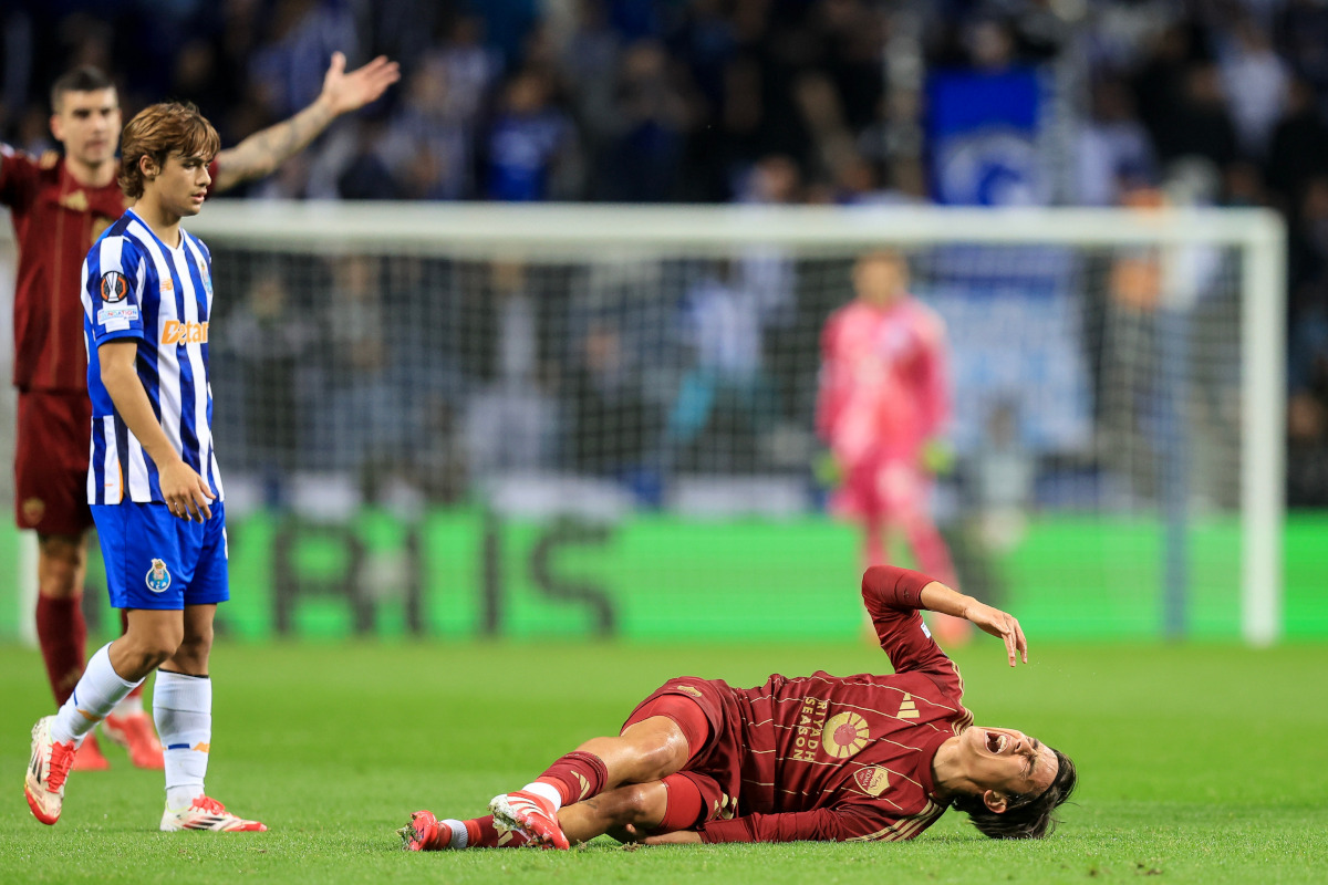 epa11894218 Roma's Paulo Dybala gestures as he lies on the ground during the UEFA Europa League soccer match between FC Porto and AS Roma, in Porto, Portugal, 13 February 2025. EPA-EFE/JOSE COELHO