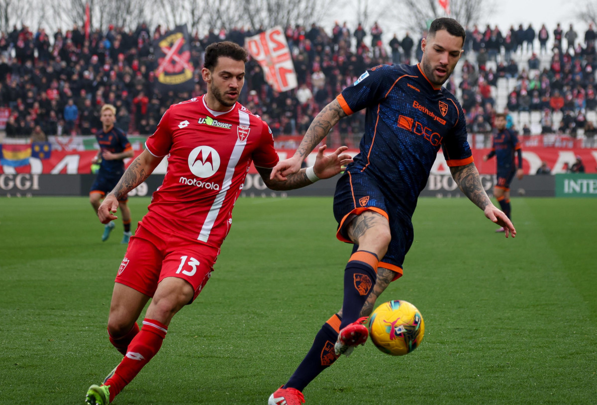 epa11900908 US Lecce's forward Tete Morente in action AC Monza's defender Pedro Pereira during the Italian Serie A soccer match between AC Monza and Lecce at U-Power Stadium in Monza, Italy, 16 February 2025. EPA-EFE/ROBERTO BREGANI