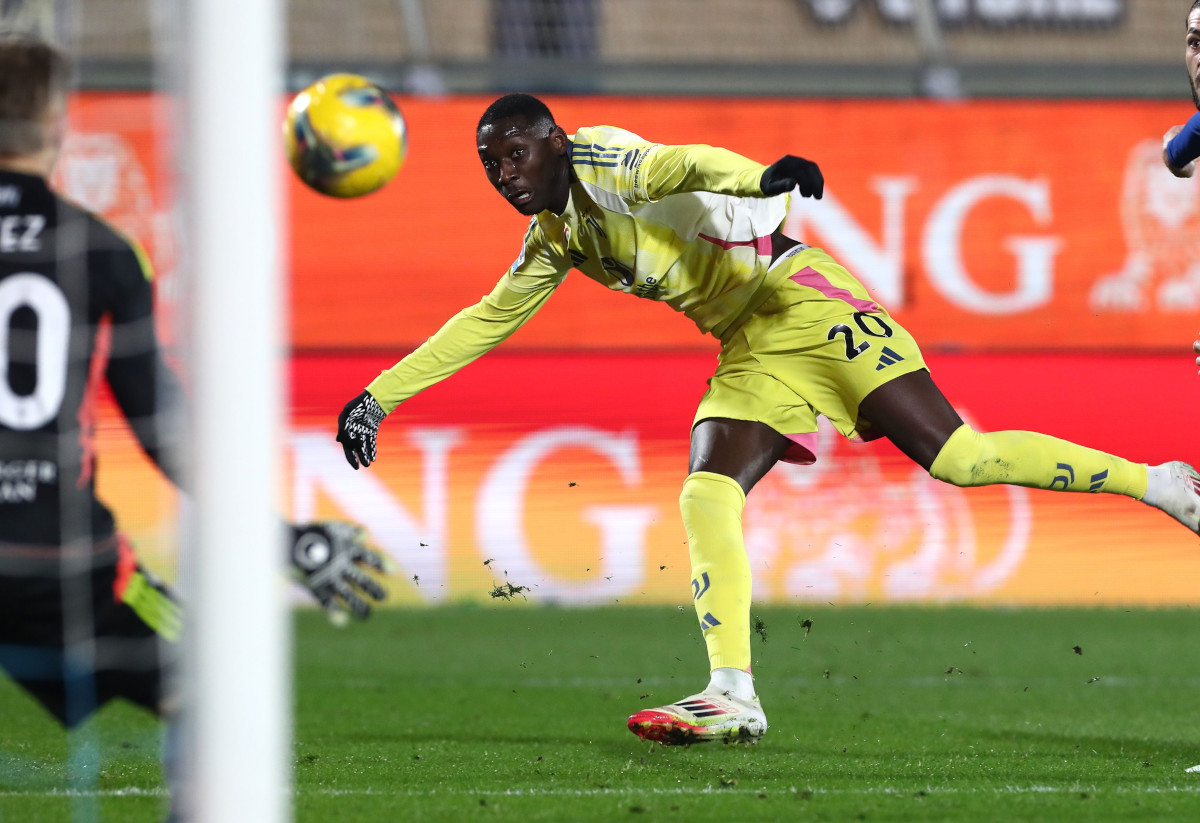 COMO, ITALY - FEBRUARY 07: Randal Kolo Muani of Juventus scores their team's first goal during the Serie A match between Como 1907 and Juventus at Stadio G. Sinigaglia on February 07, 2025 in Como, Italy. (Photo by Marco Luzzani/Getty Images)