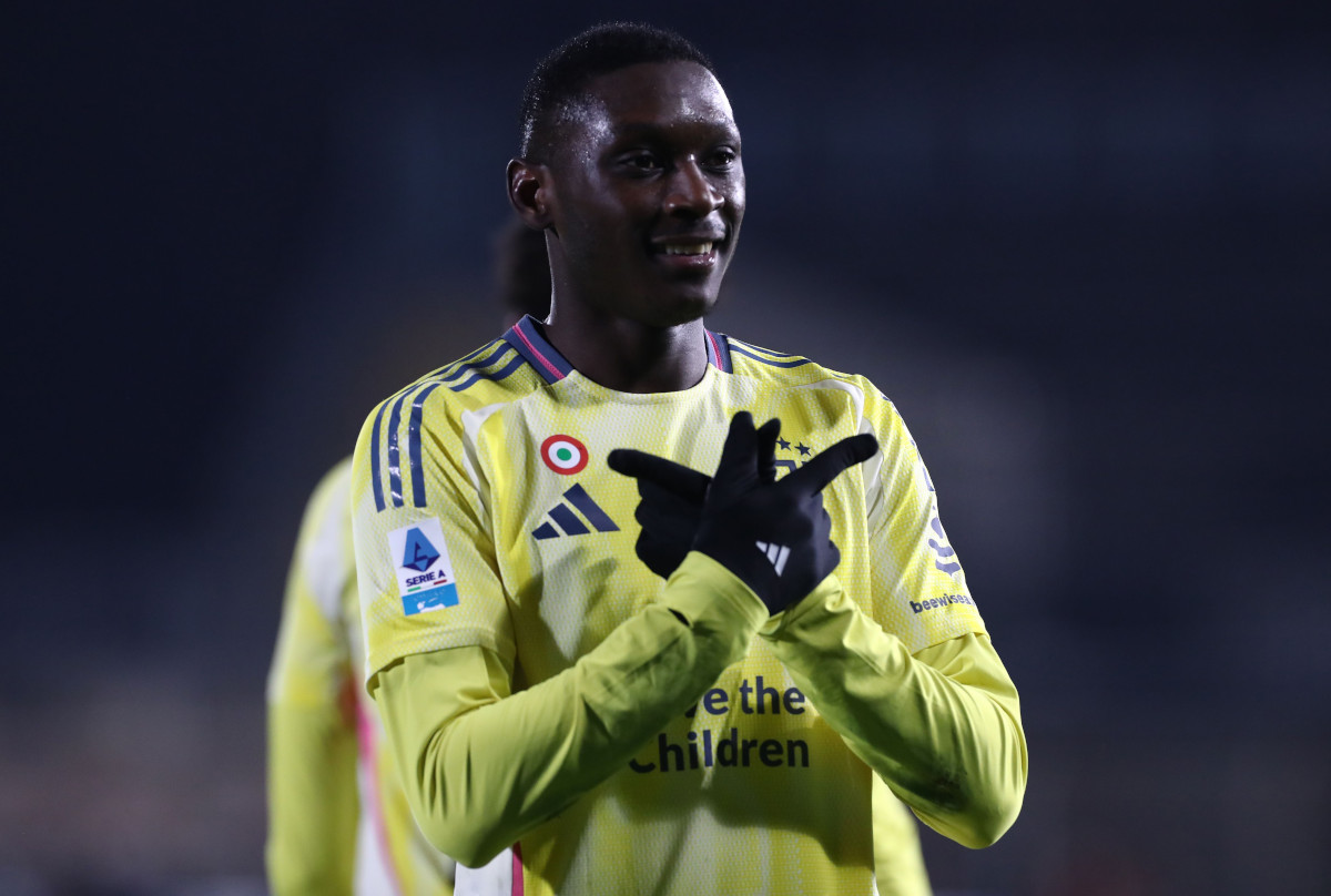 COMO, ITALY - FEBRUARY 07: Randal Kolo Muani of Juventus celebrates after scoring their team's first goal during the Serie A match between Como 1907 and Juventus at Stadio G. Sinigaglia on February 07, 2025 in Como, Italy. (Photo by Marco Luzzani/Getty Images)