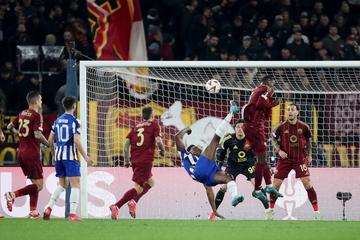 ROME, ITALY - FEBRUARY 20: Mile Svilar of AS Roma fails to make a save as Samu Omorodion of FC Porto scores his team's first goal from a overhead kick during the UEFA Europa League 2024/25 League Knockout Play-off Second Leg match between AS Roma and FC Porto at Stadio Olimpico on February 20, 2025 in Rome, Italy. (Photo by Paolo Bruno/Getty Images)