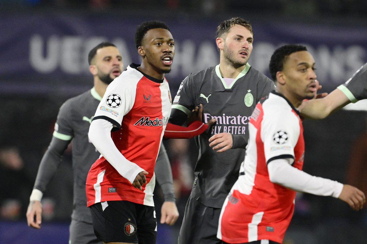 epa11891748 Antoni Milambo of Feyenoord (L) guards Santiago Gimenez of AC Milan (C-R) during the UEFA Champions League playoff first leg soccer match between Feyenoord and AC Milan, in Rotterdam, the Netherlands, 12 February 2025. EPA-EFE/OLAF KRAAK