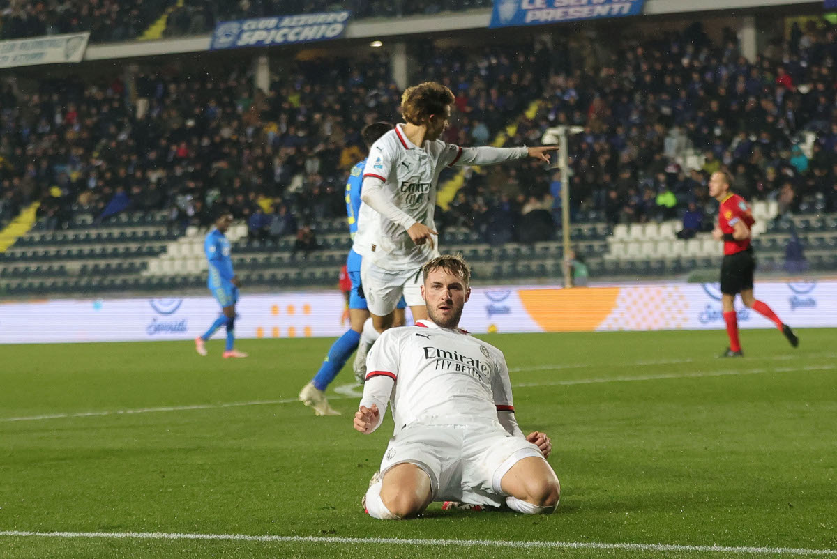 EMPOLI, ITALY - FEBRUARY 8: Santiago Gimenez of AC Milan celebrates after scoring a goal during the Serie A match between Empoli and AC Milan at Stadio Carlo Castellani on February 8, 2025 in Empoli, Italy. (Photo by Gabriele Maltinti/Getty Images)