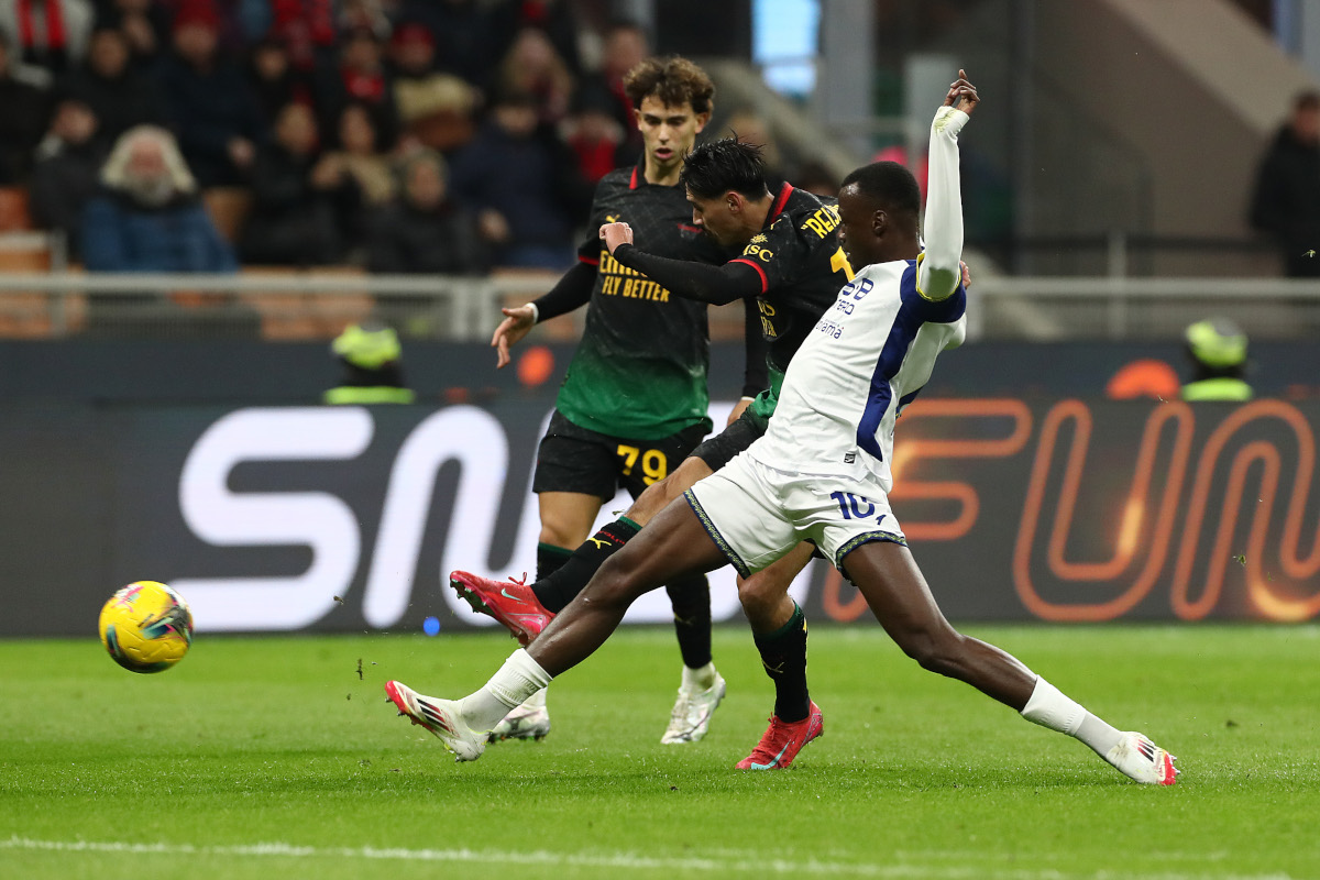 MILAN, ITALY - FEBRUARY 15: Tijjani Reijnders of AC Milan battles for possession with Cheikh Niasse of Hellas Verona during the Serie A match between AC Milan and Verona at Stadio Giuseppe Meazza on February 15, 2025 in Milan, Italy. (Photo by Marco Luzzani/Getty Images)