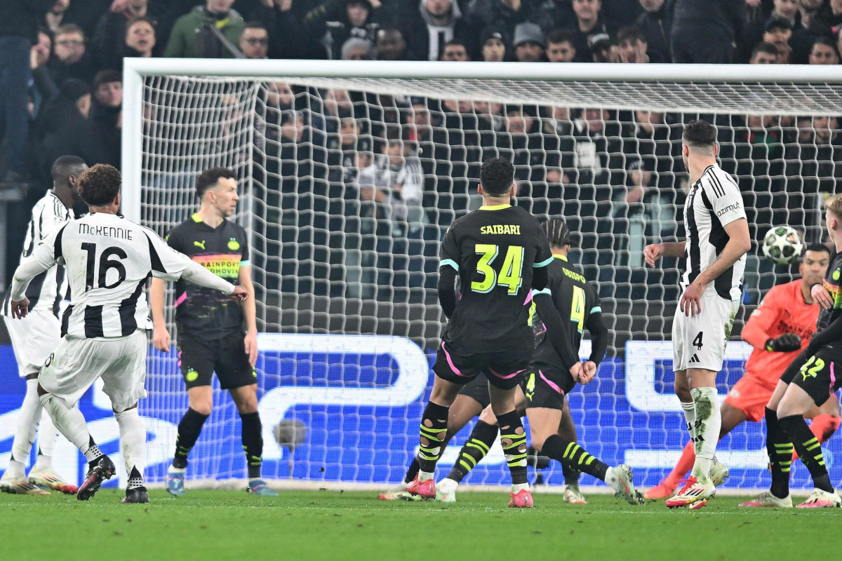 epa11889202 Juventus' Weston McKennie (2-L) scores the 1-0 goal during the UEFA Champions League play-offs first leg soccer match between Juventus FC and PSV Eindhoven, in Turin, Italy, 11 February 2025. EPA-EFE/ALESSANDRO DI MARCO