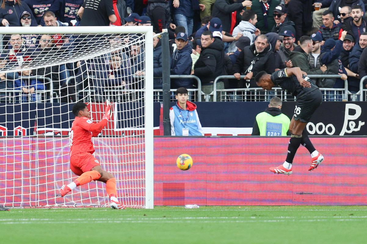 epa11884580 Cagliari's Yerry Mina (R) in action during the Italian Serie A soccer match between Cagliari Calcio and Parma Calcio, in Cagliari, Italy, 09 February 2025. EPA-EFE/FABIO MURRU