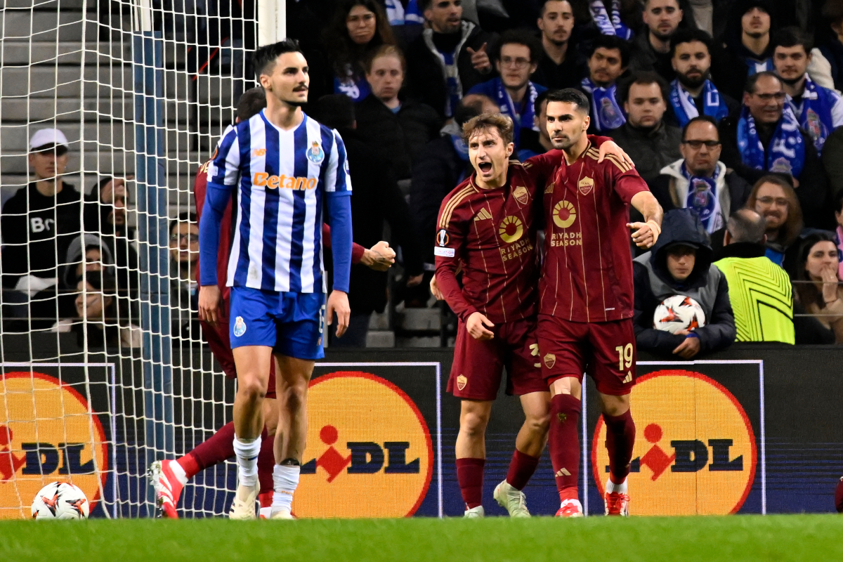 epa11894389 Roma's Zeki Celik (R) celebrates with Tommaso Baldanzi after scoring the 0-1 goal during the UEFA Europa League soccer match between FC Porto and AS Roma, in Porto, Portugal, 13 February 2025. EPA-EFE/FERNANDO VELUDO