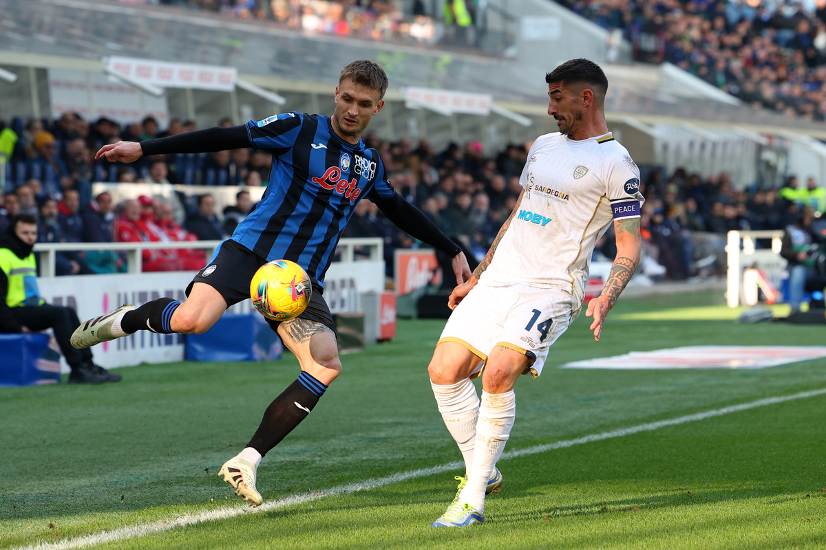 Stefan Posch of Atalanta is challenged by Alessandro Deiola of Cagliari during the Serie A match between Atalanta and Cagliari at Gewiss Stadium on February 15, 2025 in Bergamo, Italy. (Photo by Francesco Scaccianoce/Getty Images)