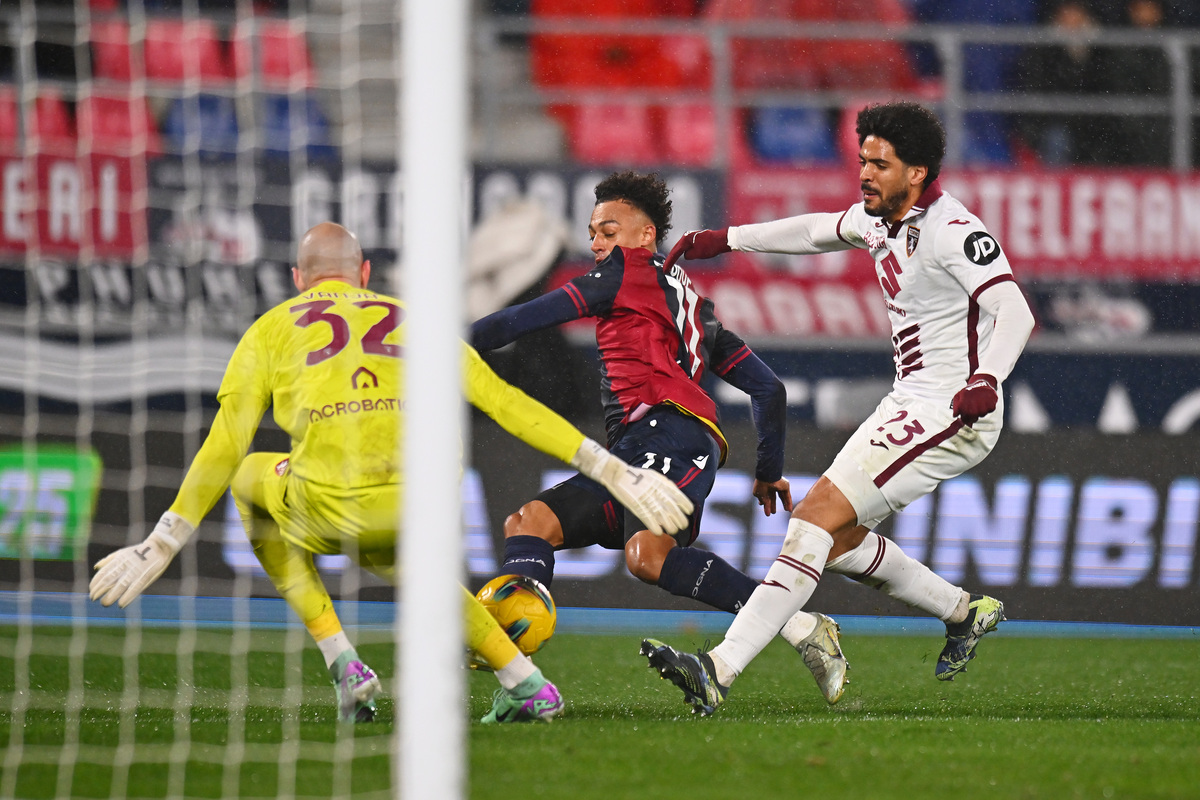 Dan Ndoye of Bologna scores his team's first goal whilst under pressure from Saul Coco of Torino during the Serie A match between Bologna and Torino at Stadio Renato Dall'Ara on February 14, 2025 in Bologna, Italy. (Photo by Alessandro Sabattini/Getty Images)