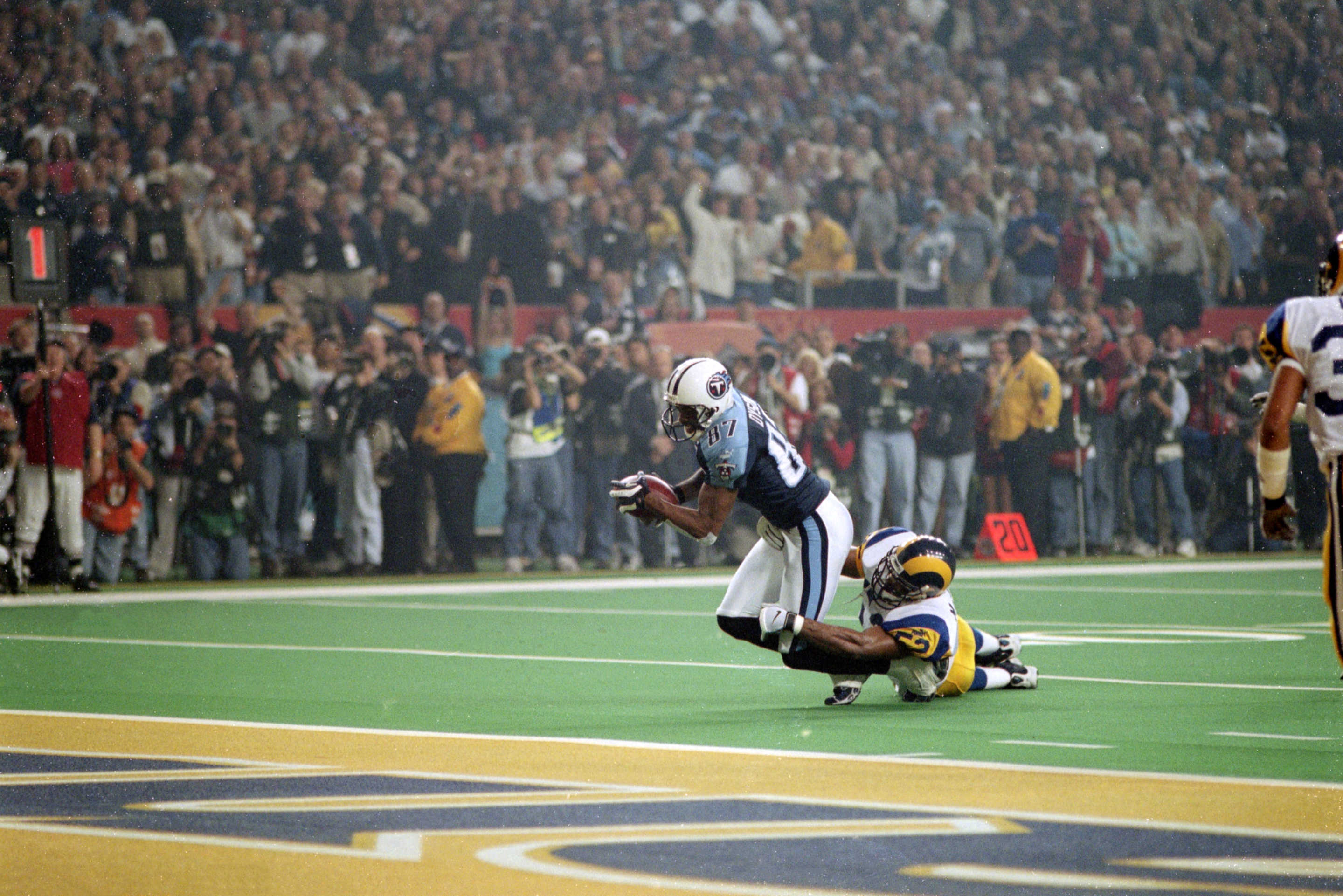 Football: Super Bowl XXXIV: Tennessee Titans Kevin Dyson (87) in action vs St. Louis Rams Mike Jones (52) at Georgia Dome. Dyson lunging for end zone. Last play of game. Sequence.
Atlanta, GA 1/30/2000
CREDIT: John Biever (Photo by John Biever /Sports Illustrated via Getty Images)
(Set Number: X59531 TK4 R9 F21 )