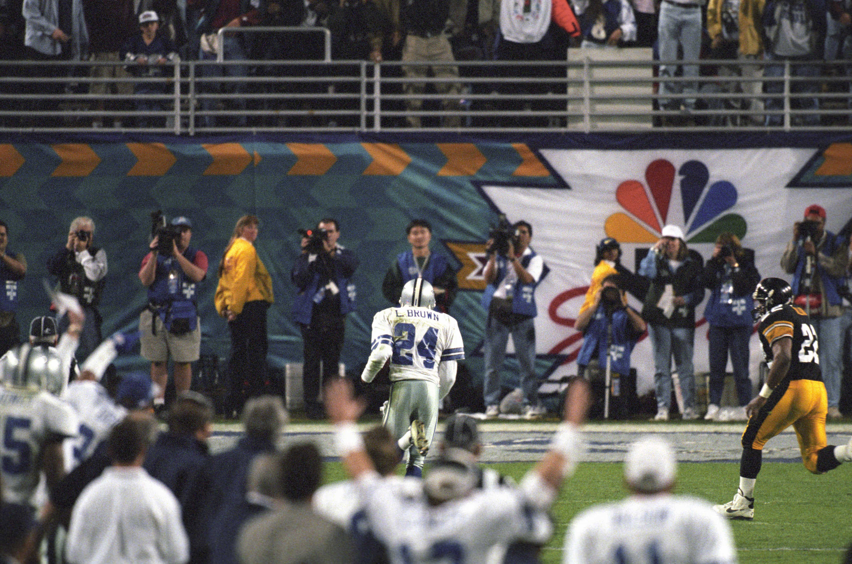 Football: Super Bowl XXX: Rear view of Dallas Cowboys Larry Brown (24) in action, making interception return for touchdown vs Pittsbught Steelers at Sun Devil Stadium. Tempe, AZ 1/28/1996CREDIT: V.J. Lovero (Photo by V.J. Lovero /Sports Illustrated via Getty Images)(Set Number: X50014 TK4 R4 F35 )