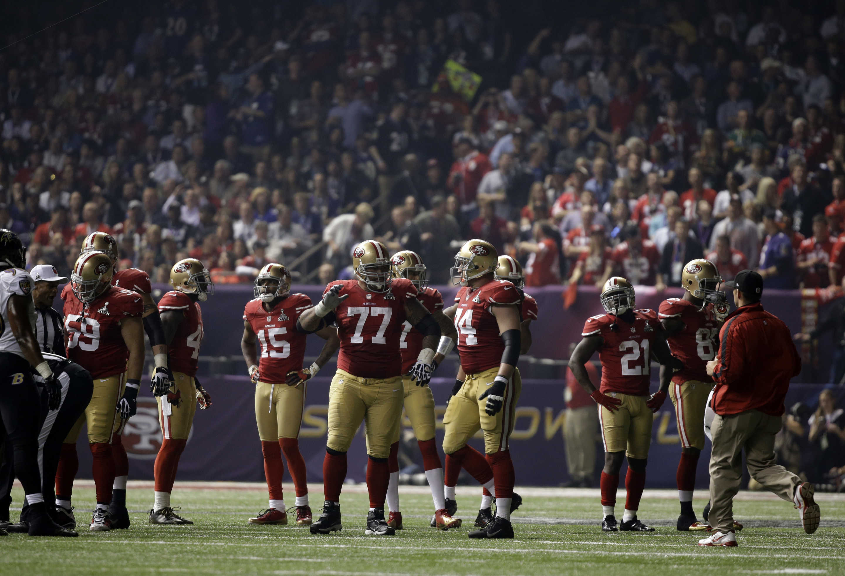 Playes look around the stadium after the lights went out during the second half of NFL Super Bowl XLVII football game Sunday, Feb. 3, 2013, in New Orleans. (AP Photo/Matt Slocum)