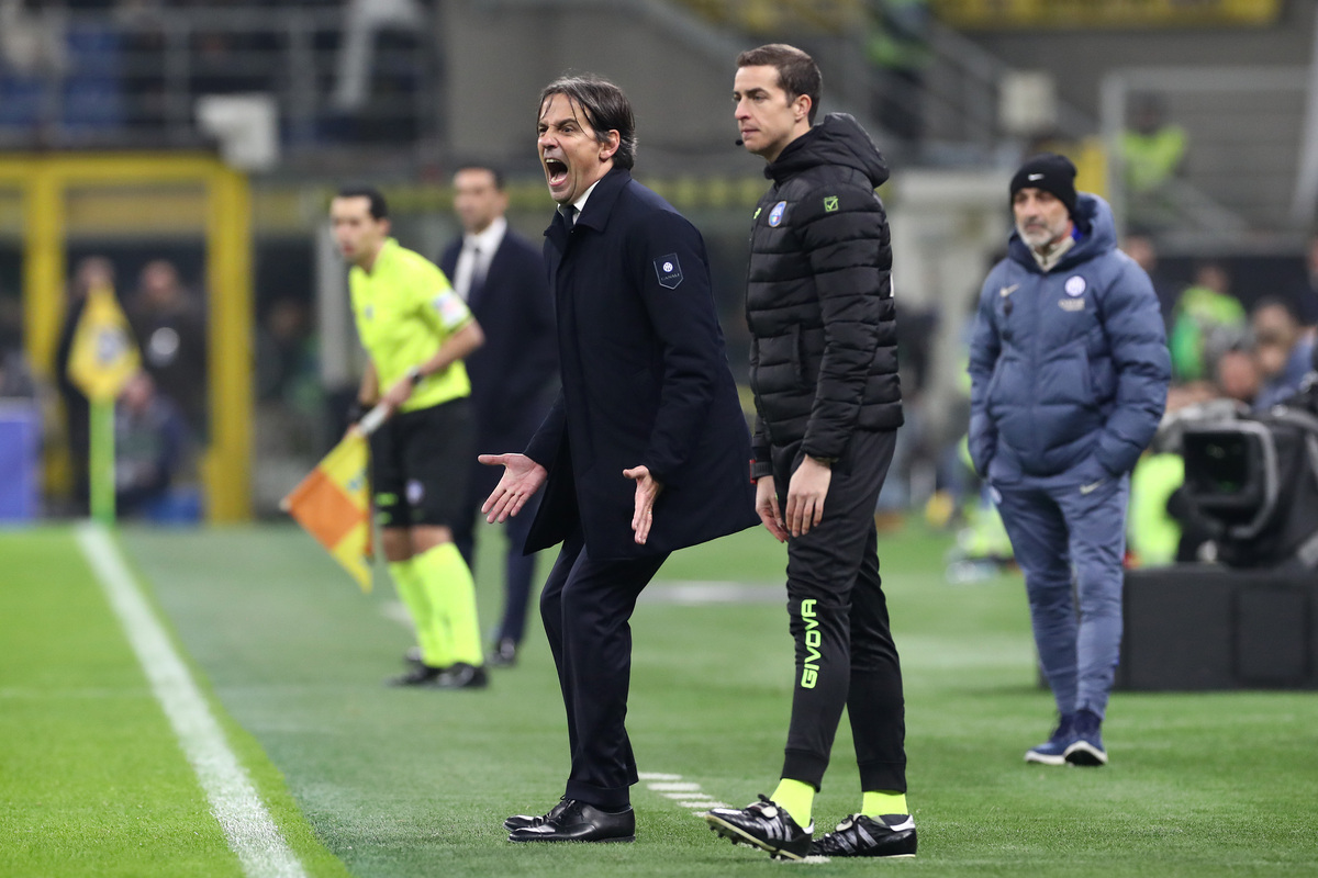 Inter coach Simone Inzaghi shouts encouragement from the touchline during the Serie A match between FC Internazionale and Fiorentina at Stadio Giuseppe Meazza on February 10, 2025 in Milan, Italy. (Photo by Marco Luzzani/Getty Images)