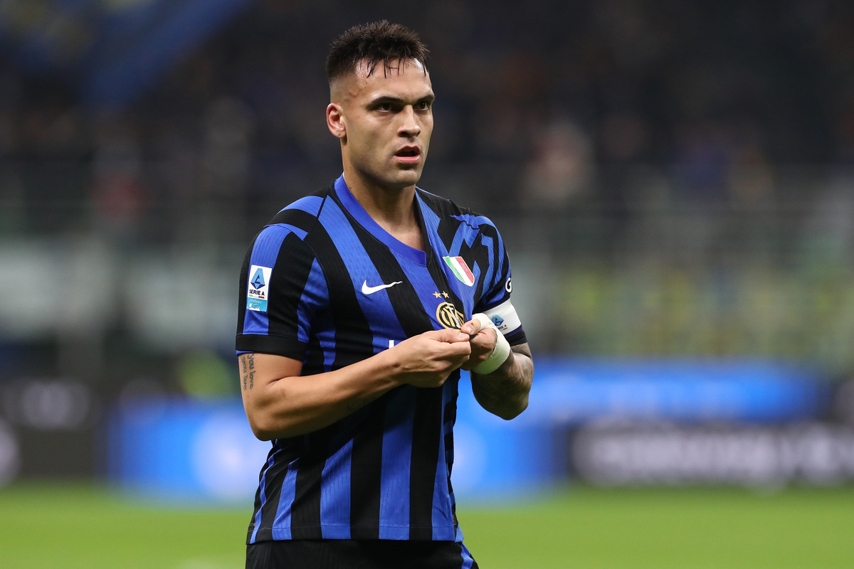 MILAN, ITALY - FEBRUARY 10: Lautaro Martinez of Internazionale celebrates his team's 1st goal, an own goal by Marin Pongracic of Fiorentina, during the Serie A match between FC Internazionale and Fiorentina at Stadio Giuseppe Meazza on February 10, 2025 in Milan, Italy. (Photo by Marco Luzzani/Getty Images)