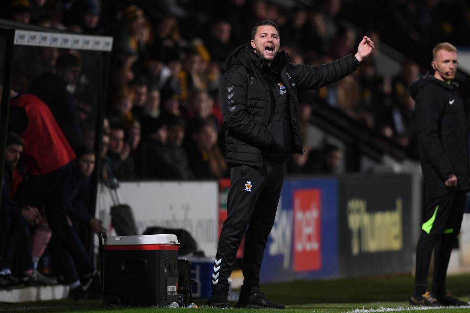 Cambridge United manager Mark Bonner instructing his team.