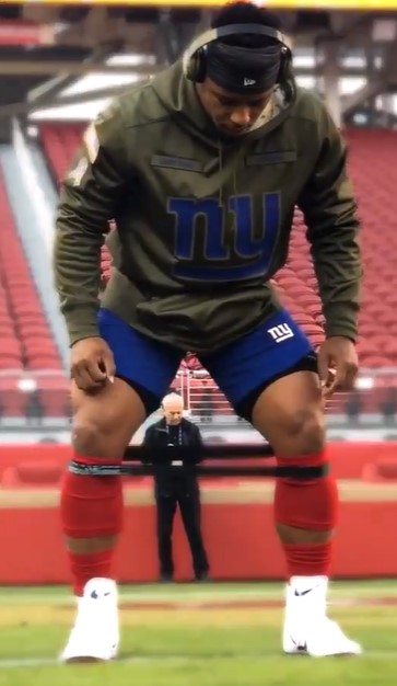 Even Eli Manning had to stare at Barkley's legs