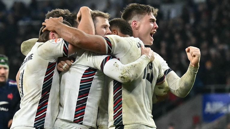 England's Elliot Daly celebrates after scoring the team's fourth try during the Six Nations international rugby union match between England and France at Allianz Stadium, Twickenham, in south-west London, on February 8, 2025. (Photo by Glyn KIRK / AFP)