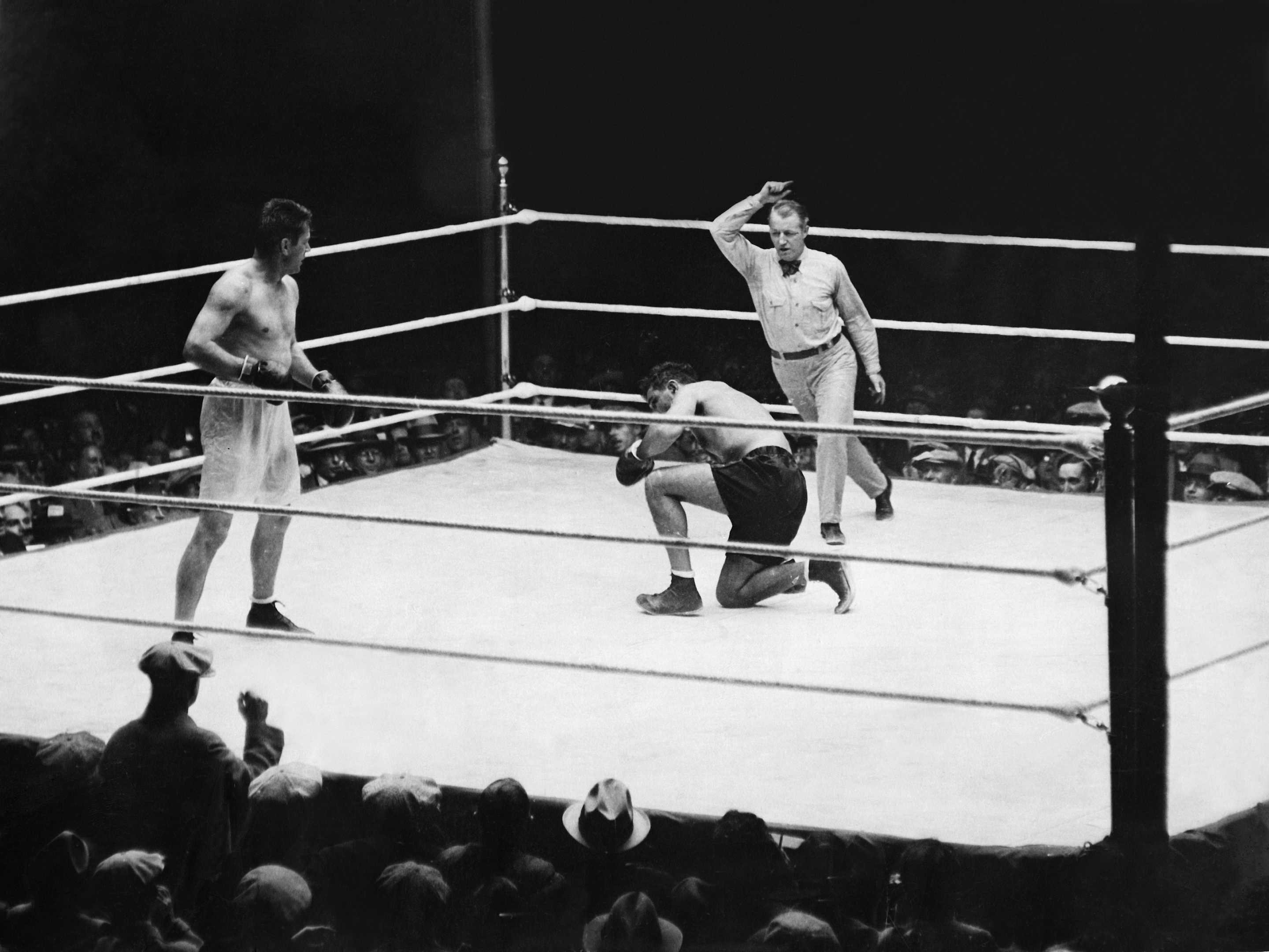 (Eingeschränkte Rechte für bestimmte redaktionelle Kunden in Deutschland. Limited rights for specific editorial clients in Germany.) Boxer, USA *25.05.1897-07.11.1978+ The Primary fight against Jack Dempsey in Philadelphia; Dempsey on the ground in the 8th Stage Vintage property of ullstein bild (Photo by ullstein bild/ullstein bild via Getty Images)