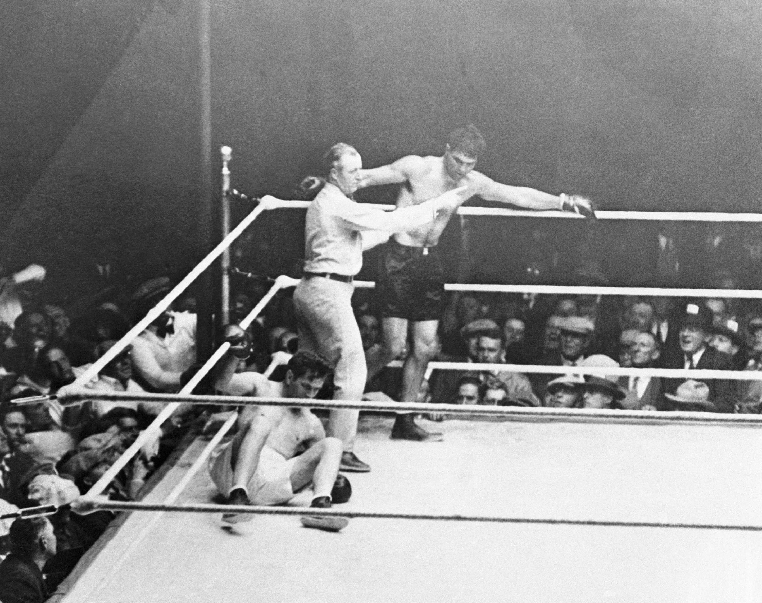 (Original Caption) The Long Count. Chicago, Illinois: Here the camera has recroded perhaps the most famous incident in modern ring annals, the famous 