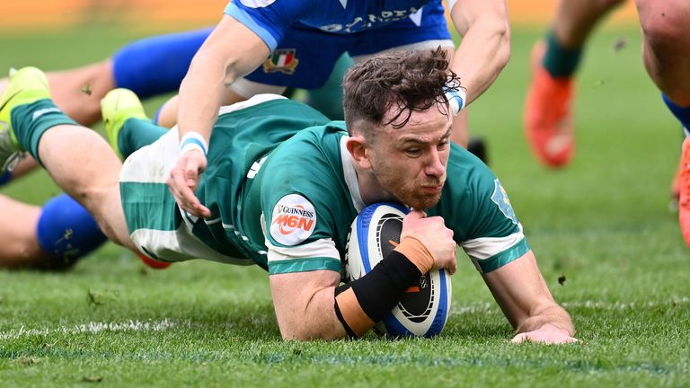 Hugo Keenan raced over off a Jack Crowley Throw for Ireland's Leading try